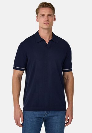 Polo blu navy con colletto a V, maniche corte e dettagli bianchi sulle maniche. Realizzato in un tessuto morbido con una vestibilità classica.