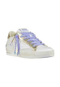 Witte leren sneaker met gouden accenten, paarse veters, logo op de tong, gestructureerde zool en decoratieve labels. Kenmerkt zich door een low-top ontwerp.