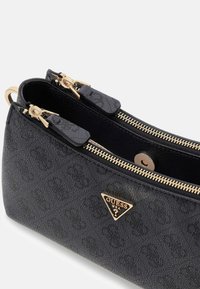 Borsa sintetica nera con texture, dotata di chiusure a doppia cerniera, un piccolo accento triangolare con logo e un interno spazioso.