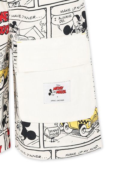 Shorts avec un imprimé de bande dessinée Mickey Mouse en noir et blanc, une illustration de taxi jaune, et une poche blanche avec l'inscription "Disney Mickey Mouse x Marc Jacobs".