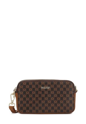 Hnedá peňaženka so vzorom monogramu, hladkou textúrou a kontrastným svetlohnedým bočným dielom. Má zipsové zapínanie a odnímateľný remienok.