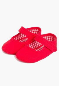 Czerwone buty typu Mary Jane z miękkiego materiału, zdobione podszewką w kratkę oraz paskiem na rzep zapewniającym bezpieczne zapięcie.