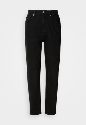 Jean noir en denim avec taille haute, jambes droites, poches avant et fermeture à bouton en métal. Texture lisse avec un design minimaliste.