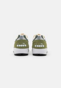 Diadora N902 UNISEX - Trainers - white/sphagnum