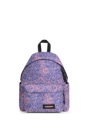 Petit sac à dos avec imprimé léopard rose et bleu, tirettes de fermeture éclair noires et écusson logo Eastpak noir sur la poche avant.