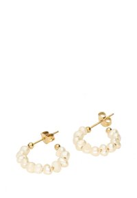 Boucles d'oreilles circulaires dorées ornées d'une bande de perles blanches irrégulières et lustrées. Chaque boucle est dotée d'un fermoir à tige sécurisé et d'une finition polie.