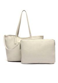 Lichtgrijze leren tote bag met twee lange handvatten, voorzien van een afneembare pouch. Glad textuur, minimalistisch ontwerp. Geen zichtbare hardware of patronen.