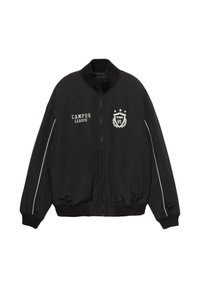 Zwarte bomberjack met een hoge kraag, ritssluiting aan de voorkant, witte strepen als accenten, en geborduurd "CAMPUS LEAGUE" logo en embleem op de borst.