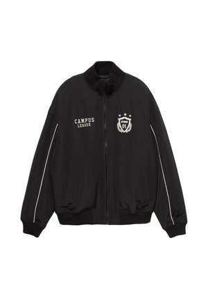 Crna bomber jakna s visokim ovratnikom, patent zatvaračem sprijeda, bijelim prugastim detaljima i izvezenim logotipom i grbom "CAMPUS LEAGUE" na prsima.