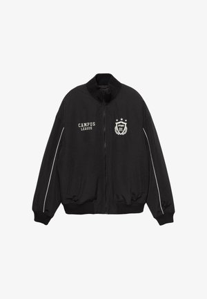 Geacă bomber neagră cu guler înalt, fermoar frontal, accente cu dungi albe și logo-ul și emblema brodate „CAMPUS LEAGUE” pe piept.