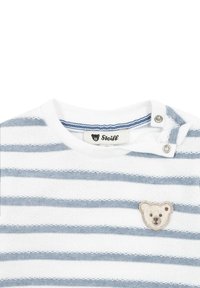 Gestreifter Pullover in Weiß und Hellblau mit rundem Ausschnitt, Druckknopfverschluss und einem gestickten Bärenaufnäher auf der linken Brustseite.