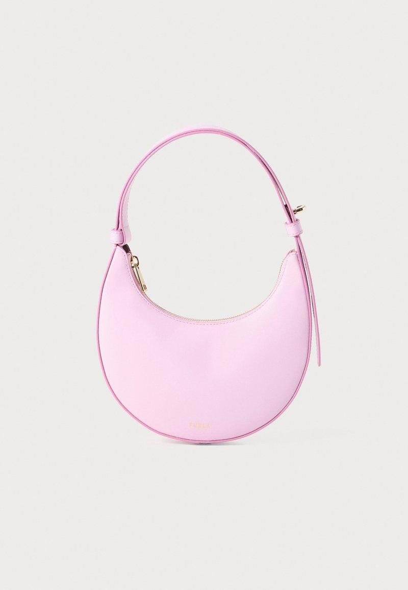 Sac à main en cuir rose avec une forme incurvée, une fine bandoulière, une fermeture éclair et un subtil logo doré en bas.