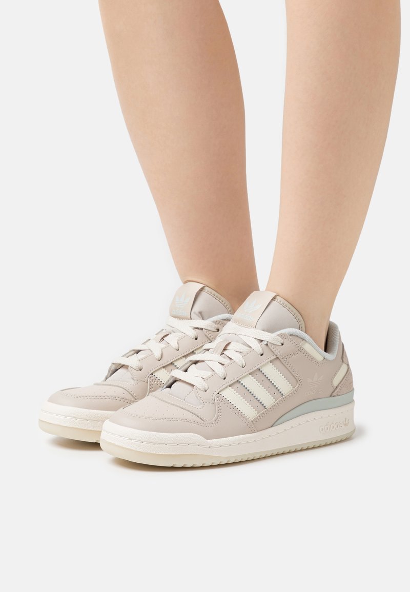 adidas Originals FORUM LOW Trainers beige/cream white/silver/beige