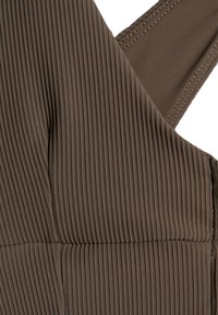 Top in cotone marrone a costine con una texture liscia e spalline diagonali, caratterizzato da una cucitura pulita per migliorare la vestibilità e il design.