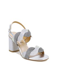 Sandal con tacco argentato e accenti luccicanti, con cinghie curve adornate di strass e una fascia metallica liscia sulla punta. Tacco a blocco, finitura testurizzata.