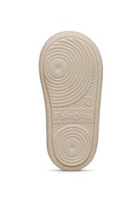 Suola di sneaker in gomma beige chiaro con motivi circolari e bordi testurizzati, con il marchio "Falcotto" e la taglia "19" in rilievo.