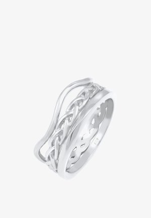 Zilveren ring met verweven ontwerpen, voorzien van een vlechtpatroon en gladde accenten. De structuur is rond met uitsparingen voor detail.