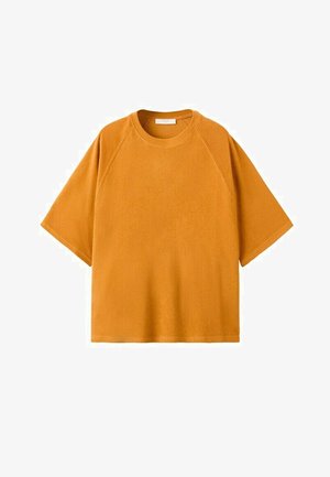 Kurzärmeliges, senfgelbes Rundhals-Shirt mit Raglanärmeln, flach auf weißem Hintergrund präsentiert.