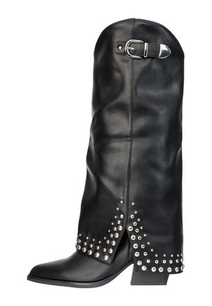 Wysokie czarne skórzane buty z srebrną klamrą u góry oraz srebrnymi ćwiekami zdobiącymi dolną krawędź i obszar obcasa.