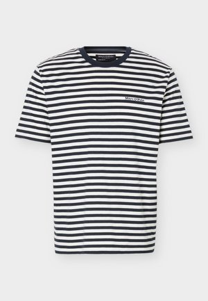 Marineblå og hvit horisontalstripet T-skjorte med korte ermer, marineblå krage og liten Marc O’Polo-logo på brystet.
