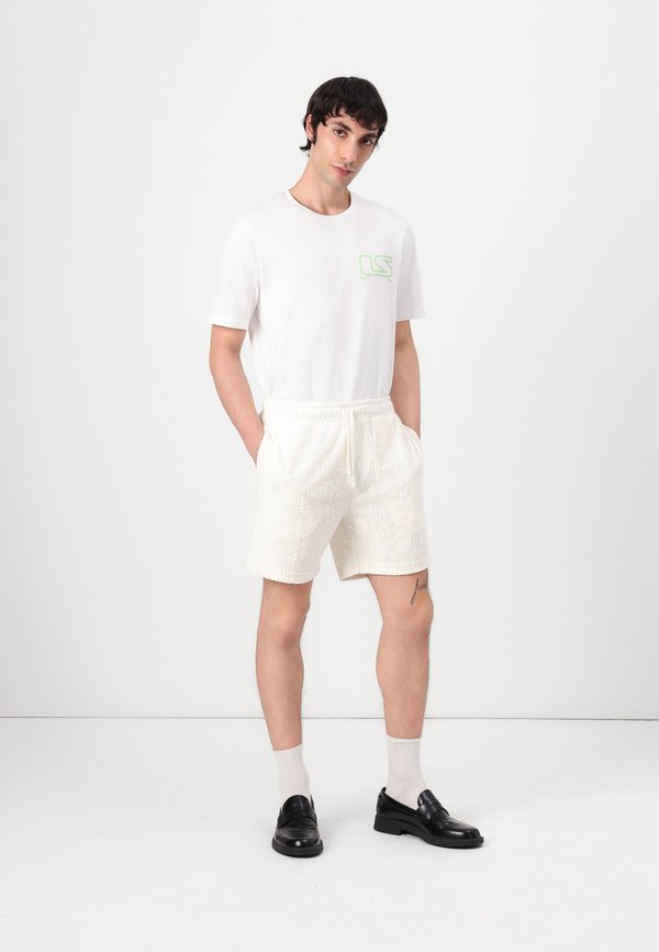 EMBLEM - Shorts - chalk2