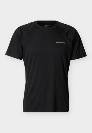 Μαύρο αθλητικό T-shirt Columbia με κοντά μανίκια, στρογγυλή λαιμόκοψη, ραφές raglan και λευκό λογότυπο στο αριστερό στήθος και το δεξί μανίκι.
