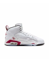 Sneaker bianca con design high-top, caratterizzata da accenti rossi, dettagli perforati e un'unità di ammortizzazione ad aria visibile nella suola.