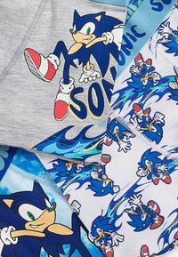 Chiloți pentru băieți cu Sonic the Hedgehog; material gri cu desene albastre, albe și roșii; diverse imprimeuri cu Sonic în poziții dinamice.