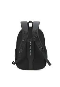 Zaino nero con pannello posteriore in rete imbottita, spallacci regolabili, forma rettangolare e tasche laterali in rete. Presenta un logo sul pannello frontale.