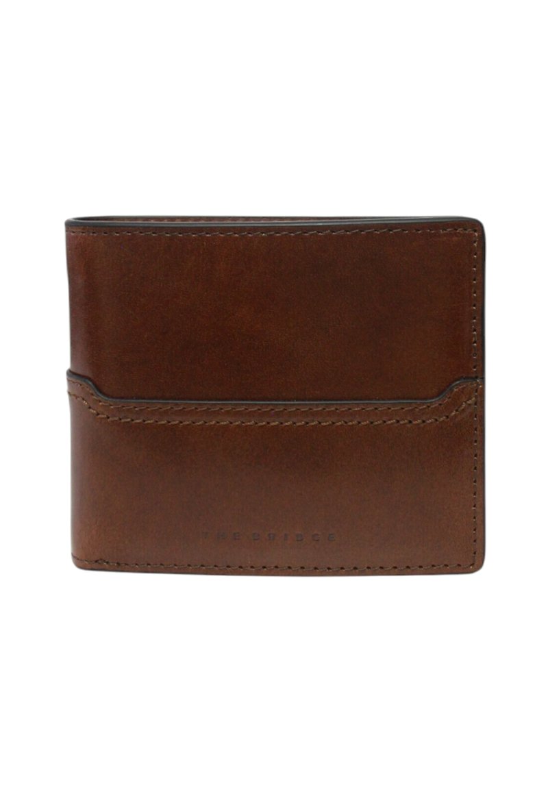Portafoglio bifold in pelle marrone con uno spazio per schede nella parte frontale e cuciture sottili lungo i bordi, su uno sfondo bianco.