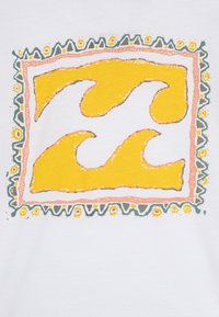 Tissu blanc avec un motif de vague jaune central encadré par une bordure à motifs avec des accents verts, roses et jaunes. Style d'illustration texturé.