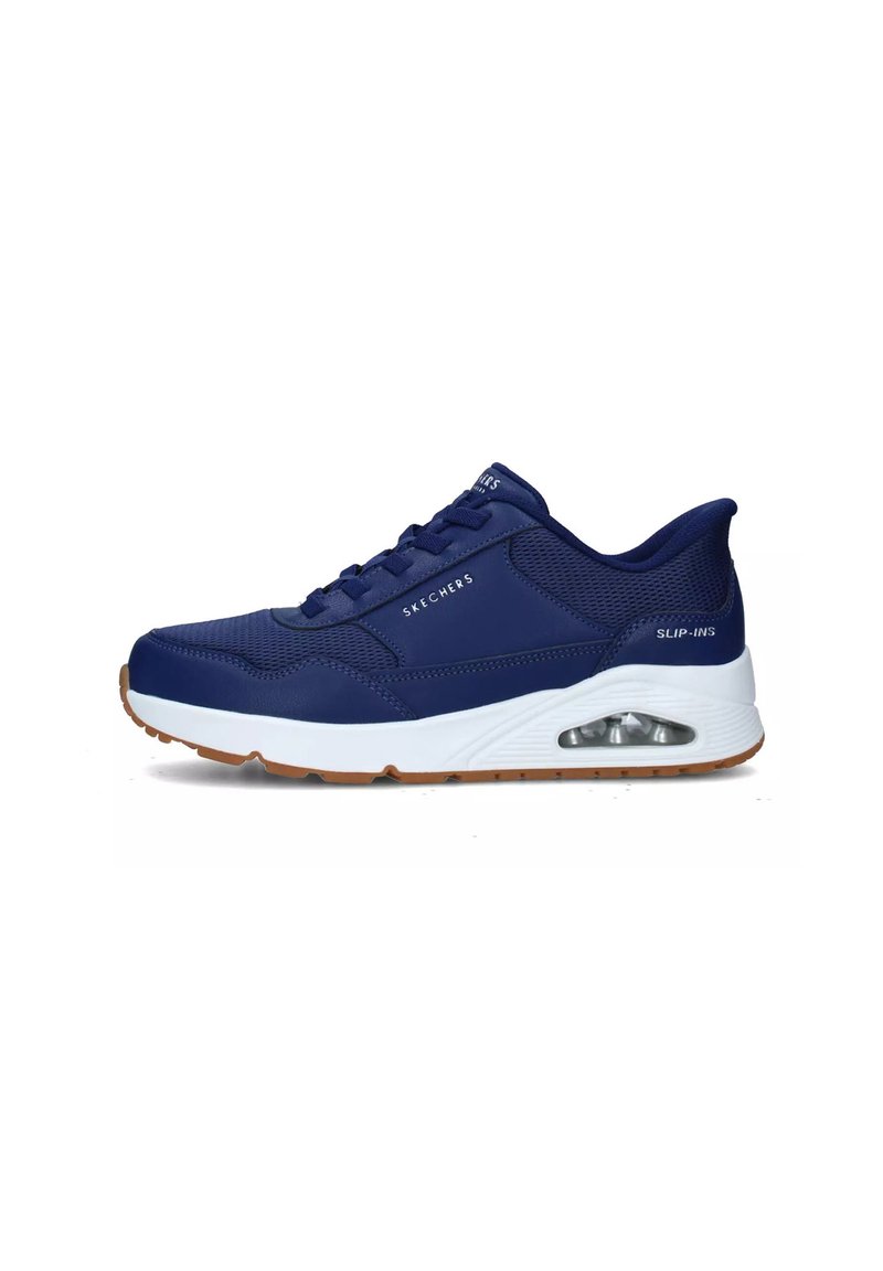 Baskets Skechers bleu marine avec panneaux en maille, semelle blanche et amorti d'air. Présente des lacets et une surface texturée sur le côté.