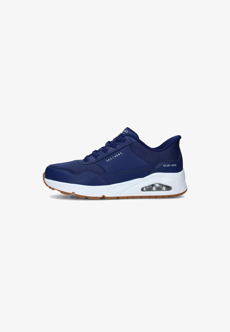 Baskets Skechers bleu marine avec panneaux en maille, semelle blanche et amorti d'air. Présente des lacets et une surface texturée sur le côté.