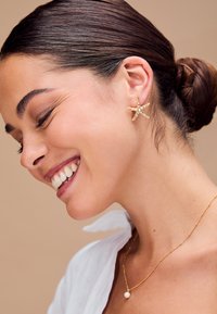 Orelia STATEMENT EMBELLISHED STARFISH STUD EARRING - Naušnice - gold-coloured