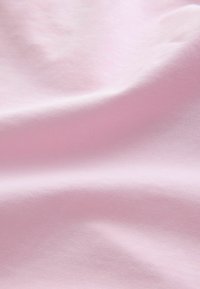 Hele roosa puuvillane kangas, millel on sile tekstuur ning peened kortsud ja voldid, mis rõhutavad selle pehmust ja kergust.