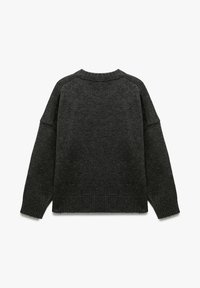 Pull en laine tricoté gris foncé avec des manches longues, des poignets, un ourlet et un col côtelés, présenté à plat vu de l'arrière sur un fond blanc.