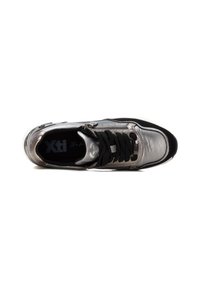 Zapatilla negra y plateada metálica con una textura suave, que presenta cordones negros, un cierre lateral y un collar acolchado. Suela flexible, minima marca.