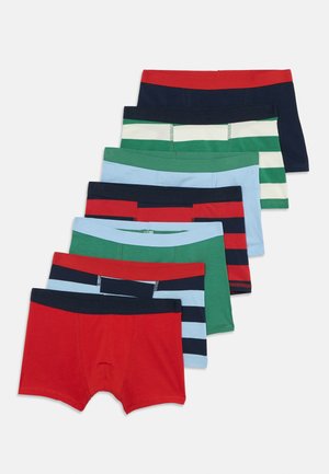 Siedem par chłopięcych bokserek w jednolitych i paskowanych wzorach w kolorach czerwonym, granatowym, zielonym, jasnoniebieskim i białym, ułożonych w kształt wachlarza.