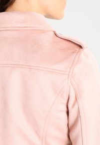 Jennyfer Bunda z umělé kůže - light pink