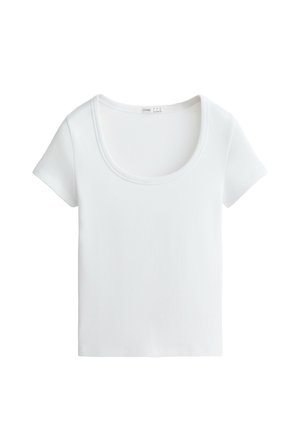 T-shirt blanc à manches courtes en coton côtelé. Présente un large col rond et une coupe ajustée, avec une texture douce.