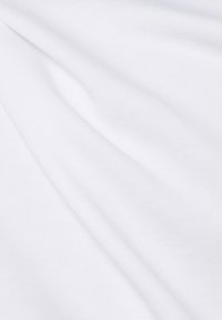 Weißer Baumwollstoff mit einer weichen, glatten Textur. Die Oberfläche ist leicht zerknittert und zeigt sanfte Falten sowie ein einheitliches Erscheinungsbild.