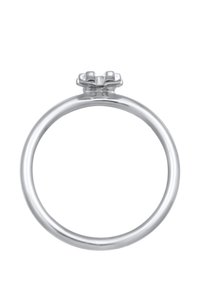 Silverring med ett slätt, runt band. Har en enkel fyrklövig inställning upptill, utformad för att hålla en ädelsten säkert.