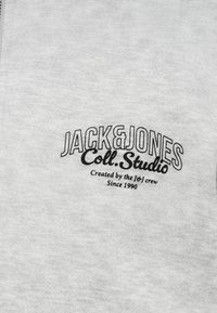 Γκρι βαμβακερό φούτερ με μαύρο εκτυπωμένο λογότυπο: "JACK & JONES Coll. Studio" με το κείμενο "Created by the J&J crew Since 1990".