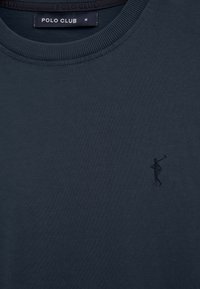 T-shirt Polo Club bleu marine avec col rond côtelé et petit logo de joueur de polo brodé sur la poitrine gauche.