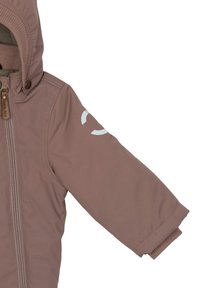 Veste isolante marron avec capuche, fermeture éclair à l'avant et poignets élastiques. Détail notable d'un logo gris clair sur la manche gauche. Texture lisse.