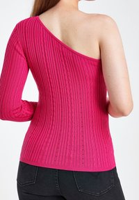 Różowa dzianinowa bluzka z asymetrycznym krój na jedno ramię, z fakturowymi detalami i dopasowanym fasonem.