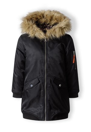 Veste d'hiver noire avec fermeture éclair à l’avant, deux poches à rabat, poignets côtelés et bordure en fausse fourrure autour de la capuche.