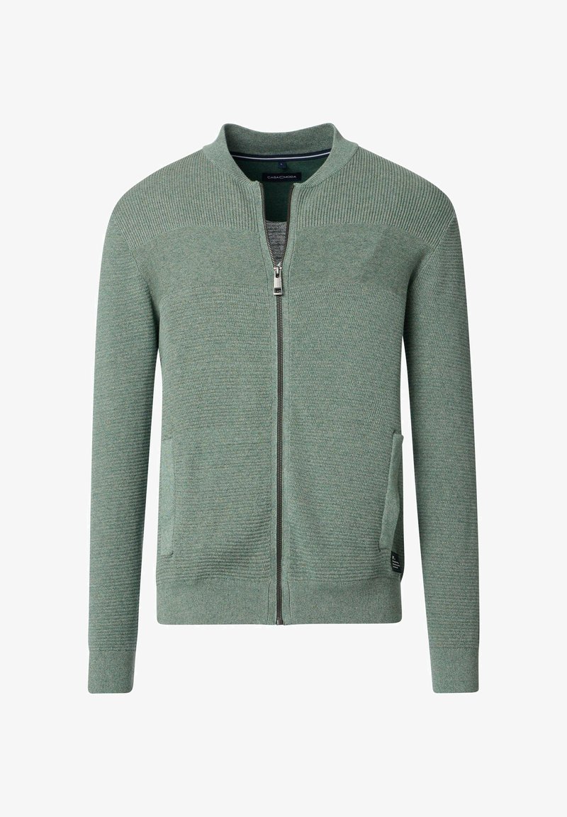 Grüner Reißverschluss-Pullover mit geripptem Kragen und Bündchen, ausgestattet mit zwei vorderen Taschen und einem strukturierten Stoff in unterschiedlichen Grüntönen.