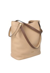 Beige strukturierte Leder-Tote mit zwei braunen Schulterriemen und goldfarbener Hardware auf einem weißen Hintergrund.