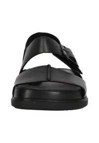 Czarne skórzane sandały z otwartym noskiem, regulowanym paskiem z klamrą oraz płaską podeszwą z delikatnymi detalami szycia.